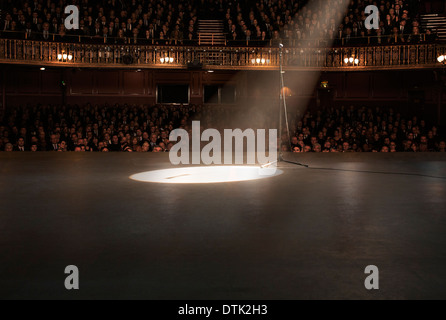 Strahlen auf der Bühne im Theater Rampenlicht Stockfoto