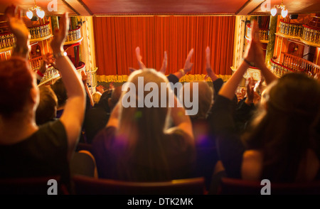 Publikum klatschte im theater Stockfoto