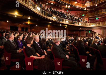 Publikum beobachten Leistung im theater Stockfoto