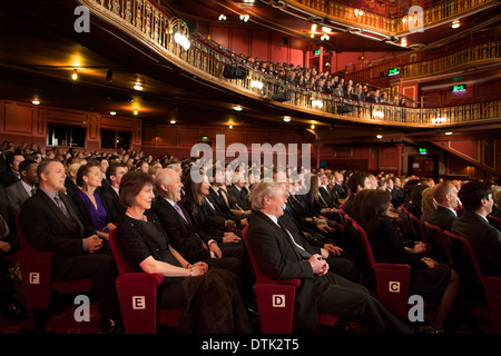Publikum beobachten Leistung im theater Stockfoto