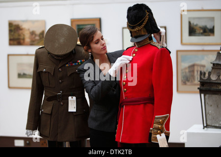 Ein Christie beschäftigen posiert für ein Foto mit einer Vielzahl von militärischen Ehren und Uniformen in London Großbritannien 7. Dezember 2012. Harewood: Die attischen Verkauf 255 einzigartige Weihnachtsgeschenke mit königlichen Herkunft Schätzungen von £300 Stockfoto