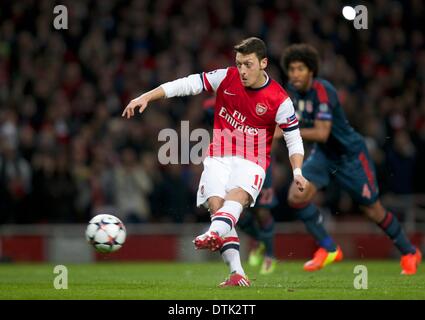 London, UK. 19. Februar 2014. Mesut Ozil Arsenal vermisst eine frühen Strafe während der Champions-League-Spiel zwischen Arsenal und FC Bayern München von Emirates Stadium. Bildnachweis: Aktion Plus Sport/Alamy Live-Nachrichten Stockfoto