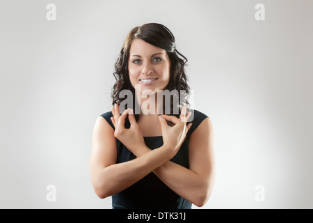 Porträt einer eleganten Geschäftsfrau gestikulieren ok Sign. Stockfoto