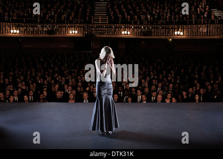 Performer mit Kopf in Händen auf der Bühne im theater Stockfoto