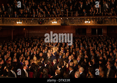 Spotlight auf Zuschauer klatschten im theater Stockfoto