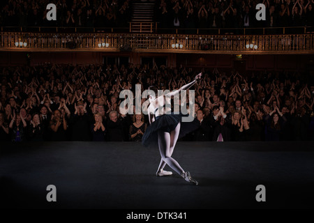 Ballerina, die Verbeugung auf der Bühne im theater Stockfoto