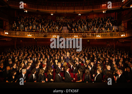 Spotlight auf Zuschauer klatschten im theater Stockfoto