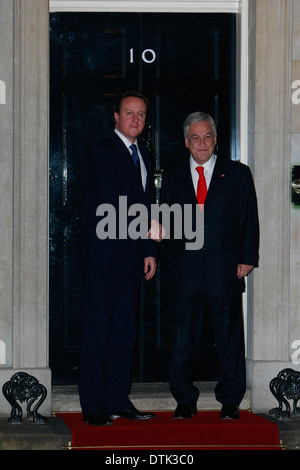 Britische Premierminister David Cameron (L) begrüßt der Präsident von Chile Sebastian Pinera Stockfoto