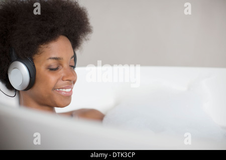 Frau, zuhören, Kopfhörer in Bad Stockfoto