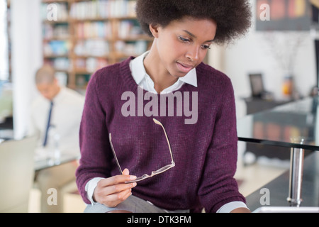 Geschäftsfrau, die am Tisch lesen Stockfoto