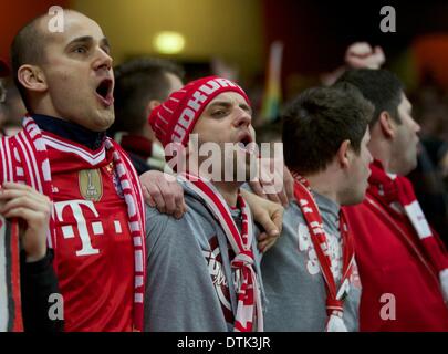 London, UK. 19. Februar 2014. München-Fans während der Champions-League-Spiel zwischen Arsenal und FC Bayern München von Emirates Stadium. Bildnachweis: Aktion Plus Sport/Alamy Live-Nachrichten Stockfoto