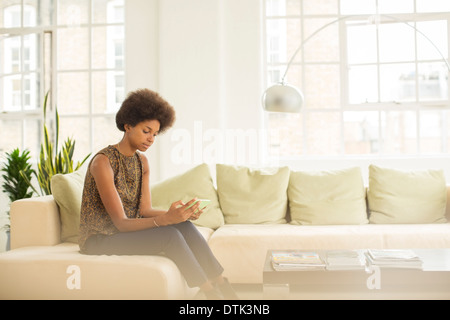 Geschäftsfrau mit digital-Tablette auf sofa Stockfoto