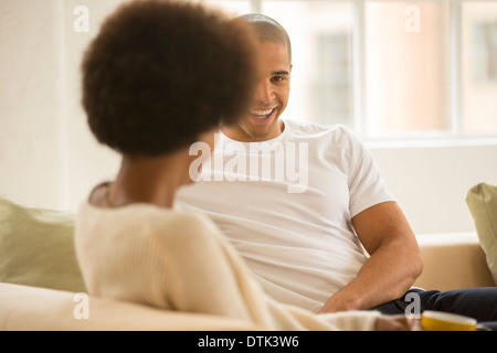 Paar erholsame zusammen auf dem sofa Stockfoto