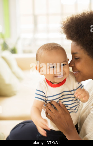 Mutter mit Baby junge auf sofa Stockfoto