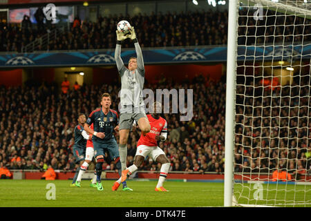 London, UK. 19. Februar 2014. Arsenals Wojciech Szczesny blockt während der UEFA-Champions-League-Partie zwischen Arsenal aus England und Bayern München aus Deutschland spielte The Emirates Stadium am 19. Februar 2014 in London, England. Bildnachweis: Mitchell Gunn/ESPA/Alamy Live-Nachrichten Stockfoto