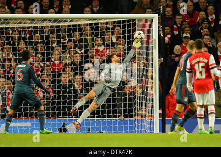 London, UK. 19. Februar 2014. Arsenals Lukasz Fabianski räumt ein Tor in der UEFA Champions League-Spiel zwischen Arsenal aus England und Bayern München aus Deutschland spielte The Emirates Stadium am 19. Februar 2014 in London, England. Bildnachweis: Mitchell Gunn/ESPA/Alamy Live-Nachrichten Stockfoto