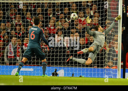 London, UK. 19. Februar 2014. Arsenals Lukasz Fabianski räumt ein Tor in der UEFA Champions League-Spiel zwischen Arsenal aus England und Bayern München aus Deutschland spielte The Emirates Stadium am 19. Februar 2014 in London, England. Bildnachweis: Mitchell Gunn/ESPA/Alamy Live-Nachrichten Stockfoto