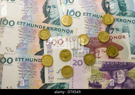 Verschiedene schwedische Banknoten und Münzen Stockfoto