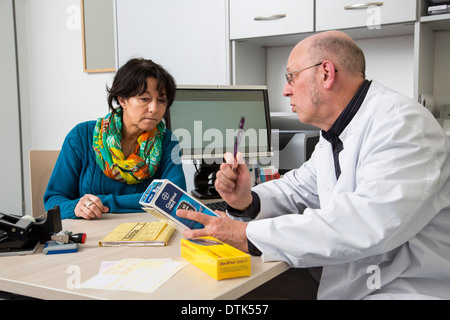 Arztpraxis. Arzt spricht mit einer Patientin über eine Diabetes-Behandlung. Stockfoto