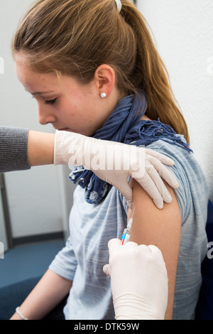 Arztpraxis. Young, bekommt die Patientin eine Impfung. Stockfoto