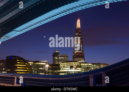 Der Shard, Rathaus und mehr London Bürogebäude von der Tower Bridge bei Nacht Dämmerung Abenddämmerung Sonnenuntergang London England UK Stockfoto