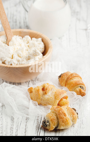 Hausgemachtes Croissant mit einer Schüssel Quark auf weißer Holztisch Stockfoto