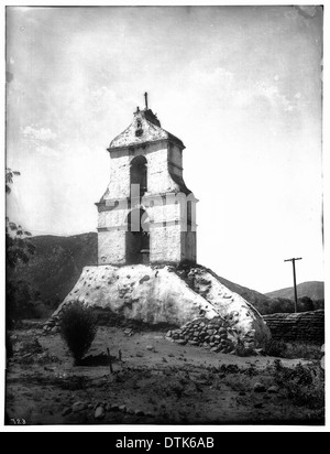 Ein Foto, das die Rückansicht des Glockenturms bei Mission Asistencia von San Antonio in Pala zeigt, aufgenommen zwischen 1888 und 1903. Stockfoto
