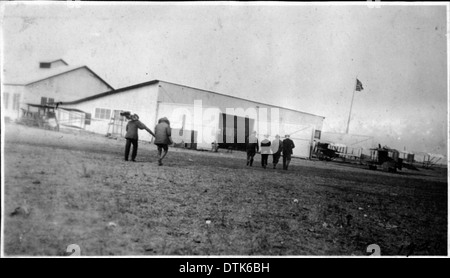 Ein historisches Foto aus der Redwood Aviation School, das frühe Flugzeuge und Piloten zeigt, die während des frühen 20. Jahrhunderts an Flugtraining beteiligt waren. Stockfoto