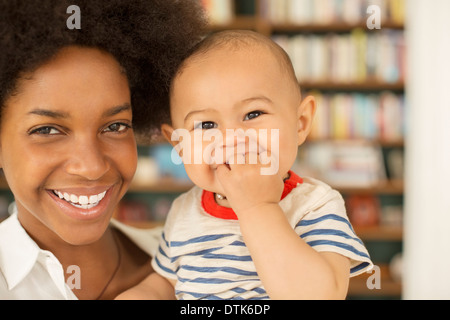 Mutter hält Baby Boy im Wohnzimmer Stockfoto