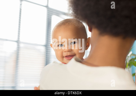 Mutter Holding baby boy Stockfoto