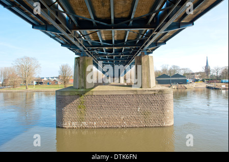 Niederländische Autobahnbrücke mit gemauerten Pfeilern, die Überquerung des Flusses IJssel bei der Stadt Doesburg, Niederlande am 23. März 2010. Stockfoto