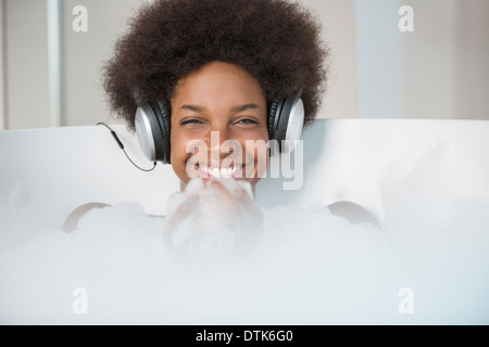 Frau, zuhören, Kopfhörer in Bad Stockfoto