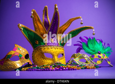 Festliche Gruppierung von Karneval, Venedig oder Karneval Masken auf lila Hintergrund Stockfoto