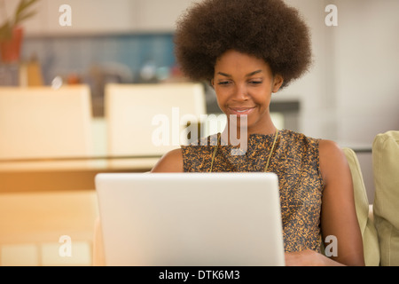 Geschäftsfrau mit laptop Stockfoto