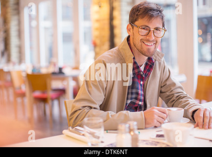 Mann, die Tasse Kaffee im café Stockfoto