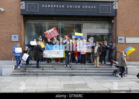 Dublin, Irland. 19. Februar 2014. Demonstranten stehen vor dem Haus der Europäischen Union. Ukrainische Staatsbürger leben in Irland, die außerhalb des EU-Büros in Dublin gegen die Gewalt der Regierung in Kiew protestiert. Sie forderten die EU Sanktionen gegen die Ukraine, um die Gewalt zu stoppen. Bildnachweis: Michael Debets/Alamy Live-Nachrichten Stockfoto