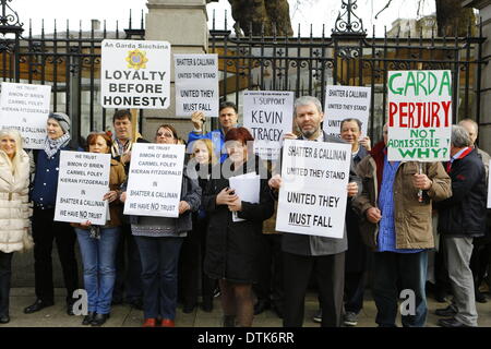 Dublin, Irland. 19. Februar 2014. Demonstranten stehen außerhalb Dail Eireann zur Unterstützung der Garda-Informanten. Vereinigte Linke Allianz TD (irische Abgeordnete) Joan Collins und Gardasee Whistleblower John Wilson ist in der Mitte ersichtlich. Protest in Dublin forderte den Rücktritt der Justiz Minister Alan Shatter und Kommissar Martin Callinan nach angeblichen Mobbing von Garda (irische Polizei) Informanten Maurice McCabe und John Wilson und andere angebliche Korruption in die Gardai. Bildnachweis: Michael Debets/Alamy Live-Nachrichten Stockfoto