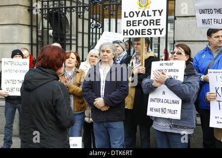 Dublin, Irland. 19. Februar 2014. Vereinigte Linke Allianz TD (irische Abgeordnete) Joan Collins (l) richtet sich den Protest. Protest in Dublin forderte den Rücktritt der Justiz Minister Alan Shatter und Kommissar Martin Callinan nach angeblichen Mobbing von Garda (irische Polizei) Informanten Maurice McCabe und John Wilson und andere angebliche Korruption in die Gardai. Bildnachweis: Michael Debets/Alamy Live-Nachrichten Stockfoto