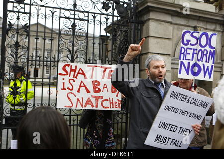 Dublin, Irland. 19. Februar 2014. Garda Whistleblower John Wilson richtet sich den Protest. Protest in Dublin forderte den Rücktritt der Justiz Minister Alan Shatter und Kommissar Martin Callinan nach angeblichen Mobbing von Garda (irische Polizei) Informanten Maurice McCabe und John Wilson und andere angebliche Korruption in die Gardai. Bildnachweis: Michael Debets/Alamy Live-Nachrichten Stockfoto