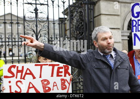 Dublin, Irland. 19. Februar 2014. Garda Whistleblower John Wilson richtet sich den Protest. Protest in Dublin forderte den Rücktritt der Justiz Minister Alan Shatter und Kommissar Martin Callinan nach angeblichen Mobbing von Garda (irische Polizei) Informanten Maurice McCabe und John Wilson und andere angebliche Korruption in die Gardai. Bildnachweis: Michael Debets/Alamy Live-Nachrichten Stockfoto