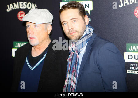 Dublin, Irland. 19. Februar 2014. Richard Dreyfuss-Darsteller und Regisseur Jason Priestley Pose für die Kameras von links nach rechts auf dem Foto fordern 'Cas & Dylan'. Regisseur Jason Priestley, Produzent Mark Montefiore und Darsteller Richard Dreyfuss besuchte das Foto-Shooting für 'Cas & Dylan'. Der Film wurde im Rahmen des 2014 Jameson Dublin International Film Festival gezeigt. Bildnachweis: Michael Debets/Alamy Live-Nachrichten Stockfoto