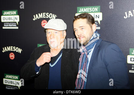 Dublin, Irland. 19. Februar 2014. Richard Dreyfuss-Darsteller und Regisseur Jason Priestley Pose für die Kameras von links nach rechts auf dem Foto fordern 'Cas & Dylan'. Regisseur Jason Priestley, Produzent Mark Montefiore und Darsteller Richard Dreyfuss besuchte das Foto-Shooting für 'Cas & Dylan'. Der Film wurde im Rahmen des 2014 Jameson Dublin International Film Festival gezeigt. Bildnachweis: Michael Debets/Alamy Live-Nachrichten Stockfoto