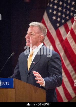 Dallas, TX, USA. 19. Februar 2014. Auf dem Gipfel von befähigen unsere Nationen Krieger in Dallas, Texas, George W. Bush Institute sagte Marine Veteran Oberstleutnant Justin Constantine helfen Veteranen zu einem normalen Leben zurückzukehren, als er Präsident George W. Bush eingeführt werden müssen. Bildnachweis: J. G. Domke/Alamy Live-Nachrichten Stockfoto