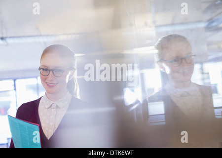 Geschäftsfrau Holding Ordner im Büro Stockfoto