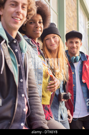 Freunde, die zusammen stehen Stockfoto