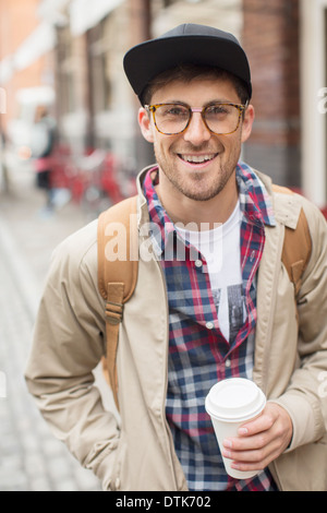 Mann mit Tasse Kaffee auf der Stadtstraße Stockfoto