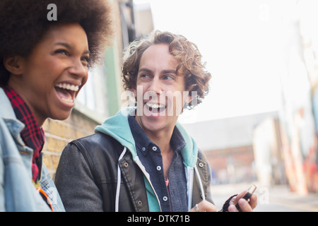 Paar gemeinsam lachen auf Stadt Straße Stockfoto