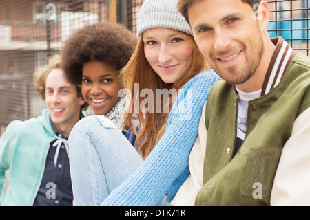 Freunde lächelnd zusammen im freien Stockfoto