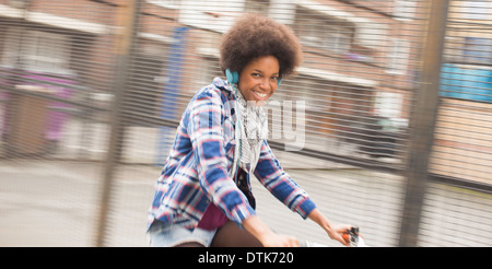 Frau Reiten Fahrrad auf Stadtstraße Stockfoto