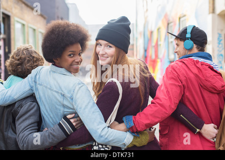 Freunde, die zusammen auf die Straße gehen Stockfoto